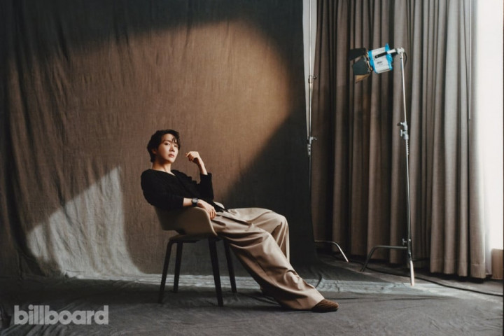 Cetak Sejarah! J-Hope Jadi Solois K-Pop Pertama yang Hiasi Sampul Majalah Billboard