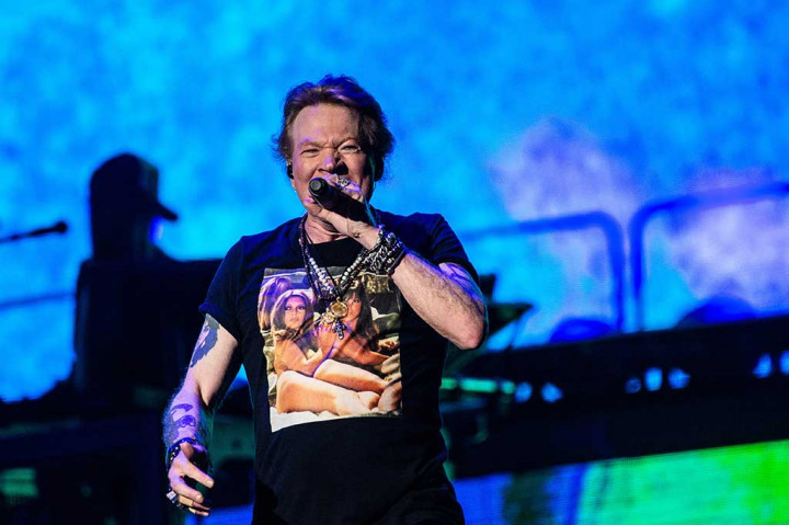 Guns N' Roses Unggah Video Kompilasi Axl Rose Terpeleset hingga Jatuh di Panggung