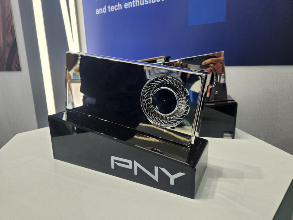 Kartu grafis PNY GeForce RTX 50 Series berbalut krom di COMPUTEX 2025.