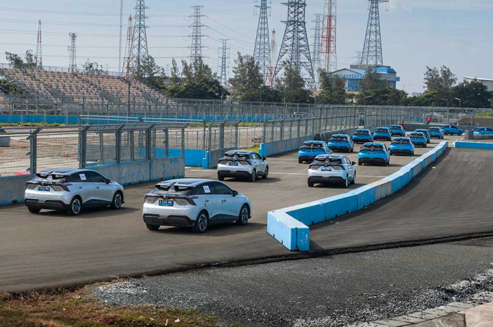 Seseruan Komunitas Mobil Listrik MG Dukung Jakarta E-Prix