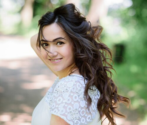 Gaya rambut wanita usia 30-an sebaiknya lebih praktis untuk dirawat namun tetap terlihat feminin, elegan dan berkarakter. (Foto: Dok. Freepik.com)