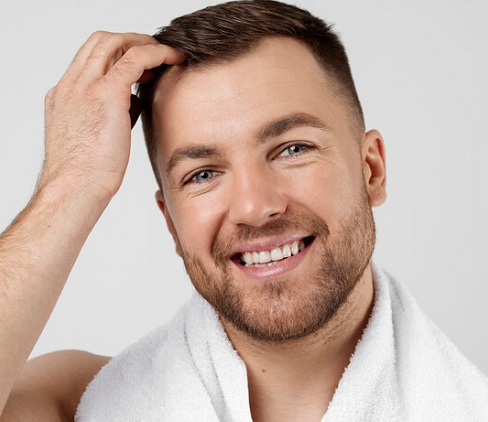 Rambut tipis menjadi masalah rambut yang dialami banyak orang termasuk pria. (Foto: Dok. Freepik.com)