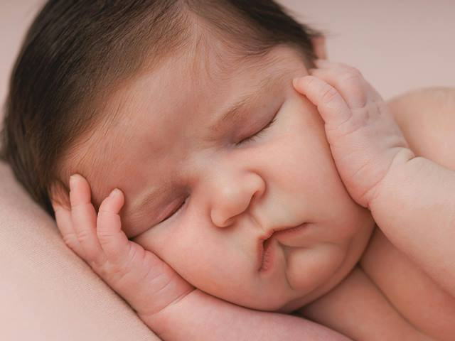 5 Cara Menumbuhkan Rambut Bayi dengan Aman