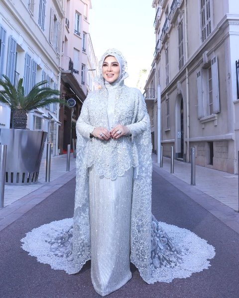 Gaun Silver Bertabur Kristal Syahrini di Cannes 2025, Indah dengan Siluet Burung Garuda