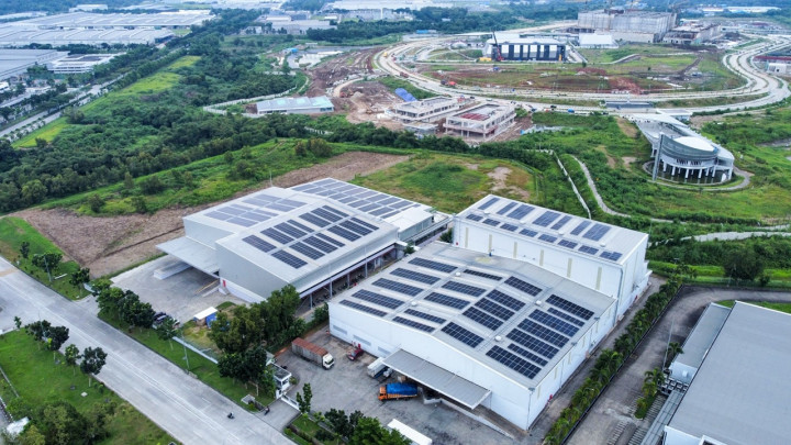 Blasfolie dan Suryanesia Wujudkan Green Factory via PLTS Atap