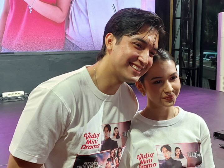 Junior Robert dan Sandrinna Michelle Kecanduan Drama China Pendek