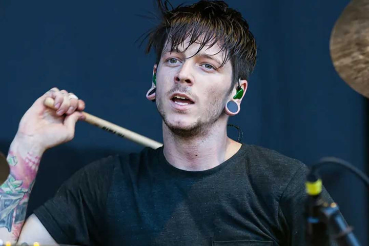 Mantan Drummer The Devil Wears Prada Tewas dalam Kecelakaan Pesawat