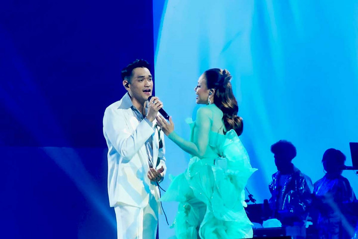 <i>Surprise!</i> Afgan jadi Tamu Kejutan di Konser Spesial Rossa