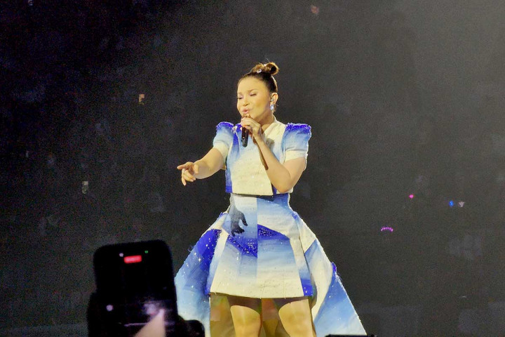 Pak Muh Curi Perhatian di Konser Rossa