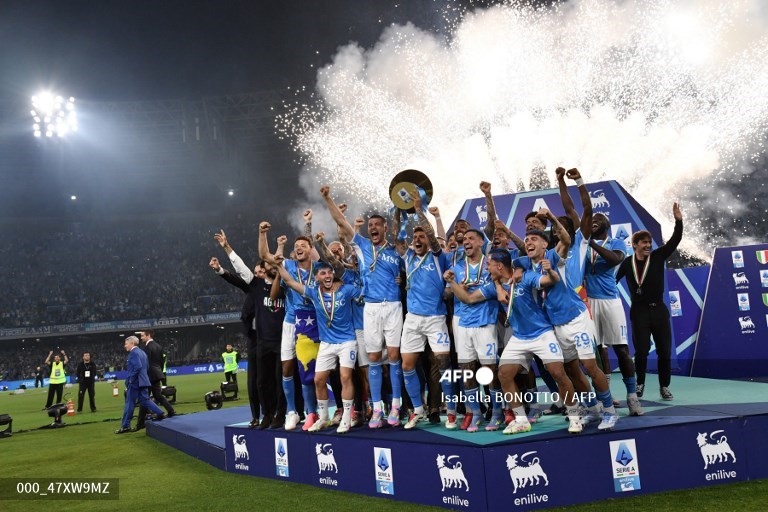 Skuat Napoli dengan trofi scudetto musim 2024--2025-Foto AFP