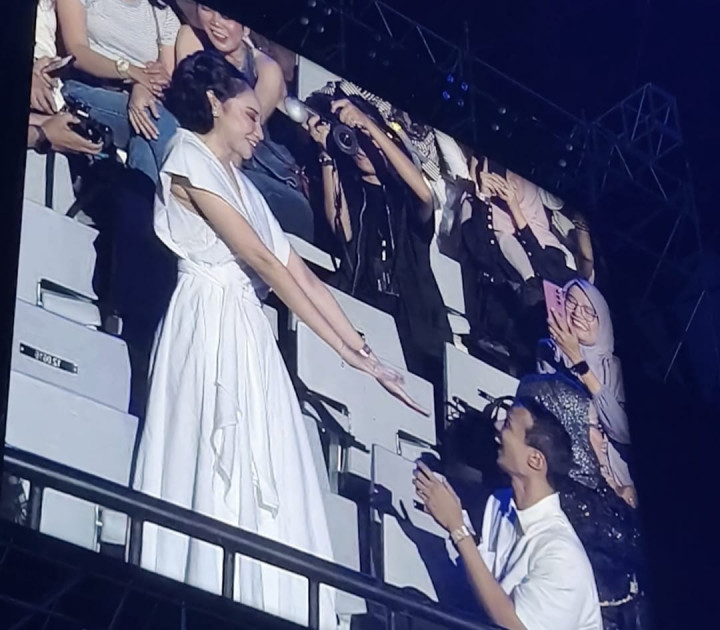 Sahabat Rossa Dilamar di depan Ribuan Penonton Konser Here I Am