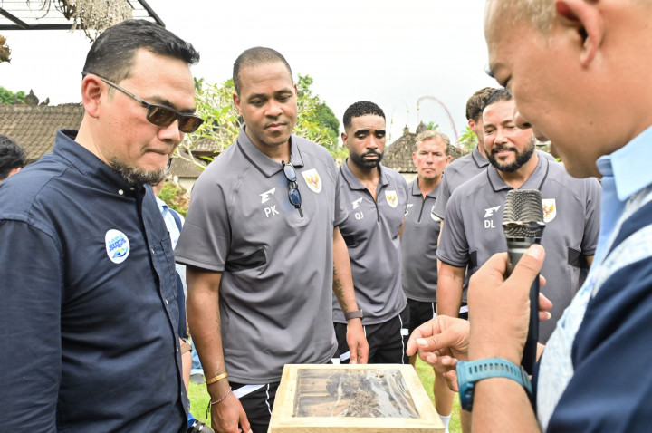 Patrick Kluivert Kunjungi Lokasi Penyedia Air Mineral Timnas Indonesia di Bali