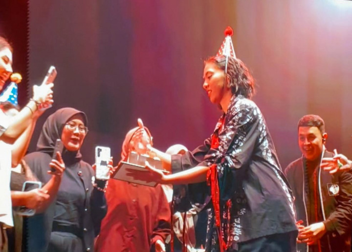 Tulus hingga Sal Priadi Rayakan Ultah Para Gemini di Tur SAMA SAMA