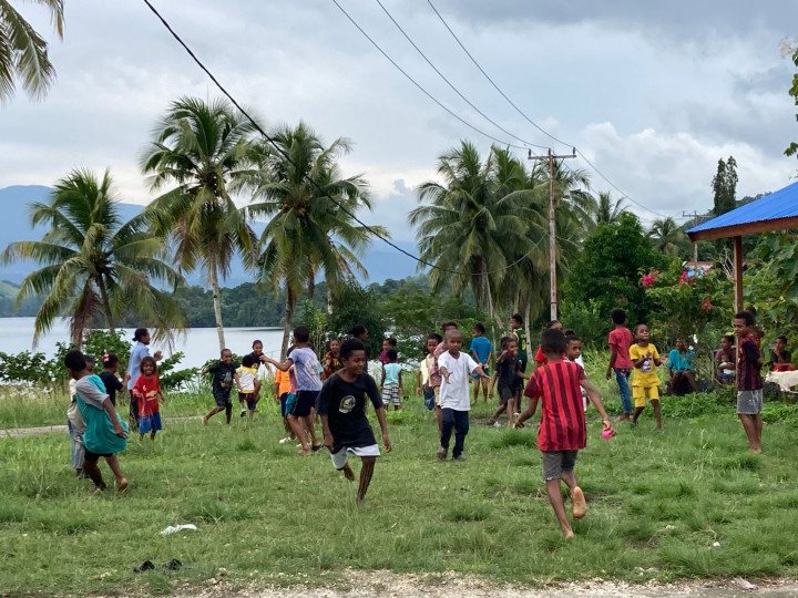 Belajar Rasa Main Anak-anak di Pinggiran Danau Sentani