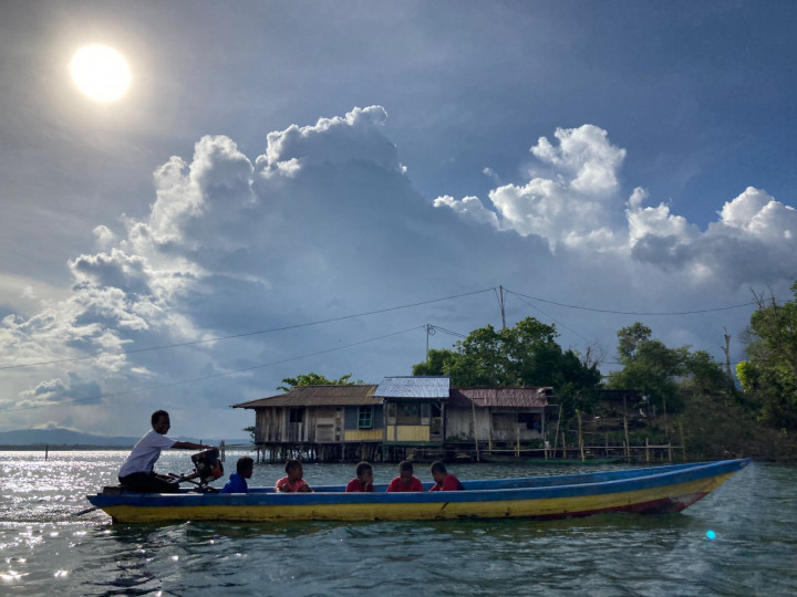 Kesetiaan Mama Yunne Ajar Baca Tulis: 12 Tahun Antar Jemput Anak-anak Pakai Perahu