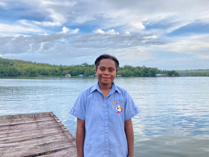 Tak Mau Lihat Anak Desa Buta Huruf, Ida Ajar Baca Tulis di Pinggiran Danau Sentani