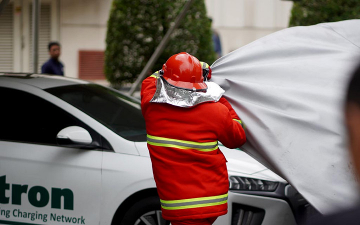 Teknik EVSafe Indonesia Memadamkan Kebakaran Mobil Listrik