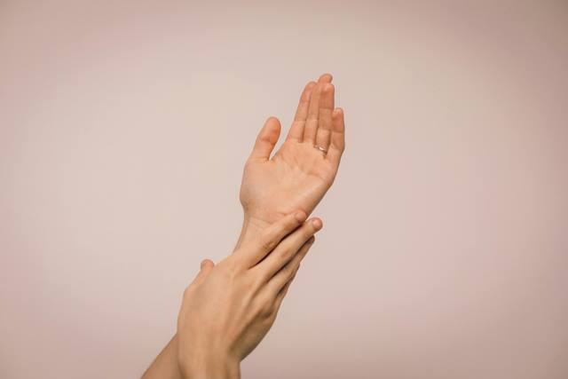 Keratosis pilaris adalah kondisi kulit yang berbintik-bintik seperti kulit ayam dan teraba kasar. (Foto: Ilustrasi/Dok. Pexels.com)