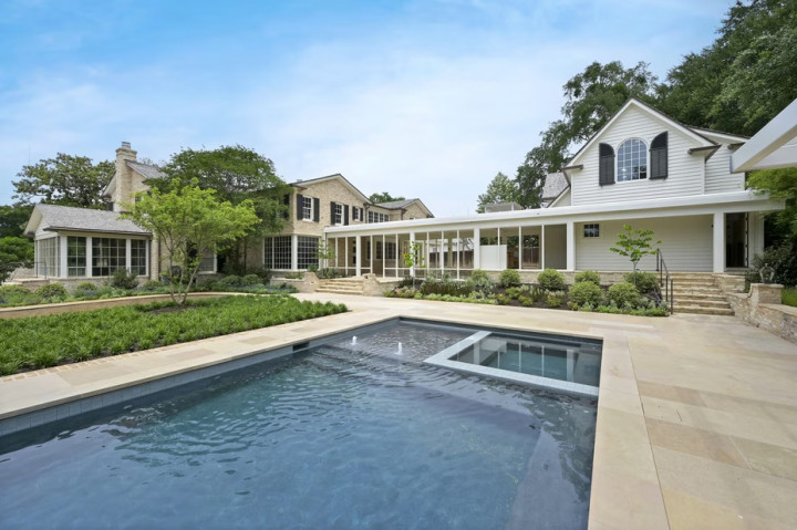 Baru Direnovasi, Emma Stone Jual Rumah Rp431 Miliar