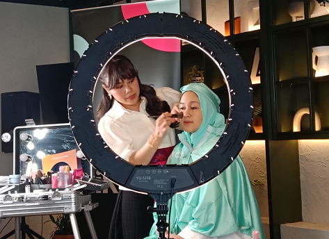 TikTok Beauty Fest 2025 mengajak kamu eksplorasi kecantikan salah satunya melalui tutorial make up dari para MUA ternama. (Foto: Dok. Yuni)