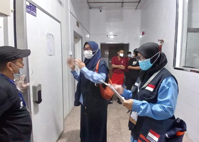 IKL yang intensif oleh KKHI dilakukan terhadap berbagai perusahaan katering penyedia makanan bagi jemaah haji. (Foto: Dok. Birkom Kemenkes)
