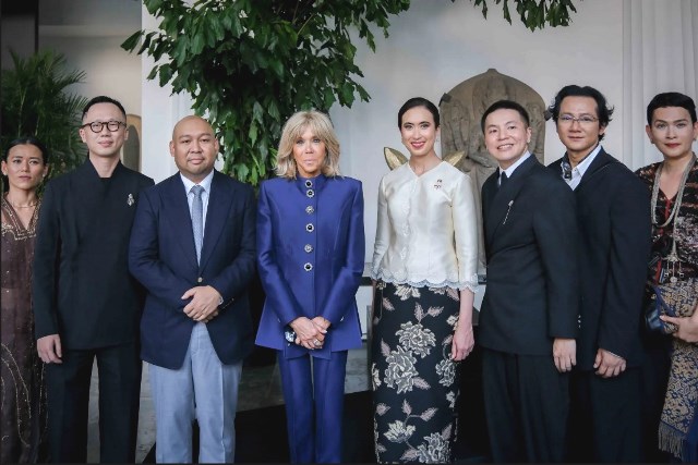Menpar Widyanti Putri Wardhana turut menyambut kedatangan Presiden dan Ibu Negara Brigitte Macron. (Foto: Dok. Birkom Kemenpar)