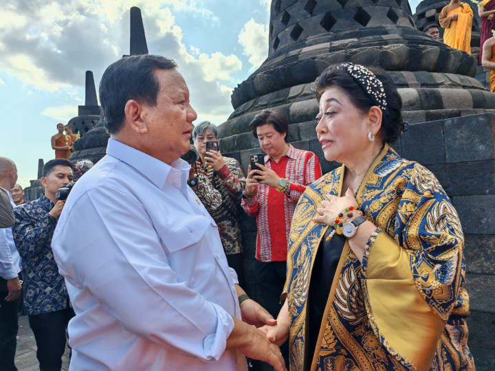 Di Puncak Candi Borobudur, 100 Bhikkhu Sambut Presiden RI dan Prancis