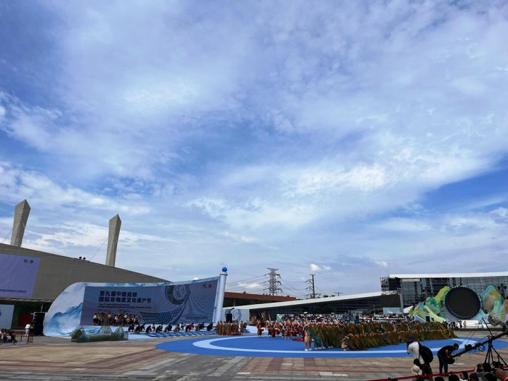 Parade Meriah Tandai Pembukaan Festival Warisan Budaya Takbenda International Ke-9 di Chengdu