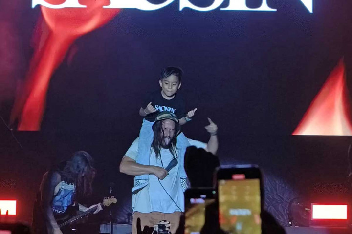 Tampil di Jakarta, Vokalis Saosin Ajak <i>Crowd Surfing</i> Penggemar Berusia 7 Tahun