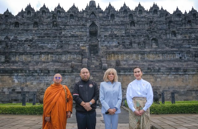 Menpar membersamai Ibu Negara Brigitte Macron mengunjungi Manohara Resort, yang terletak di kawasan Taman Wisata Candi Borobudur. (Foto: Dok. Birkom Kemenpar)