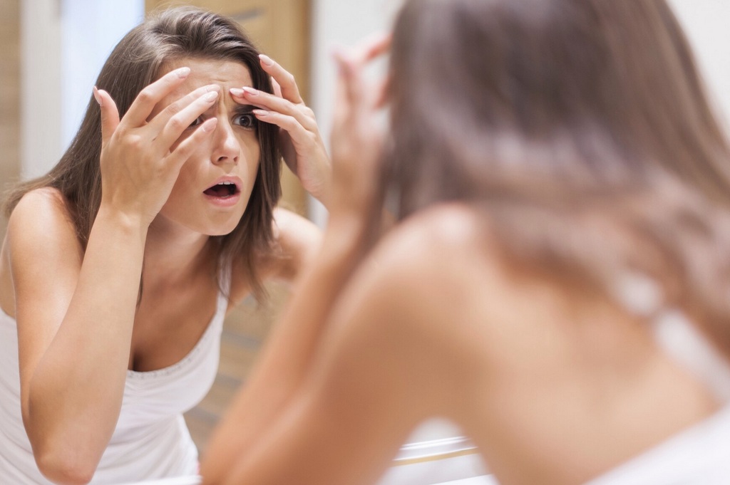 Stres, pubertas, sindrom ovarium polikistik (PCOS), kurang tidur, dan obat-obatan tertentu juga dapat memicu jerawat hormonal. Ilustrasi Freepik