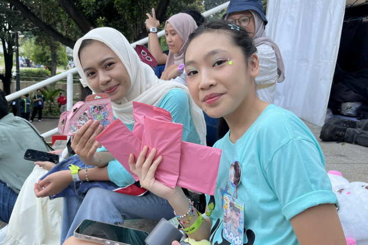 Fans Berbagi Pernak-pernik Gratis di Konser NCT WISH