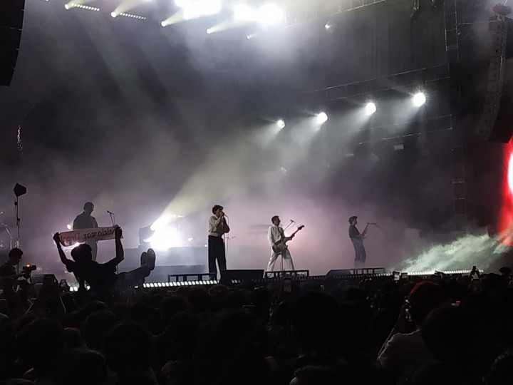 .Feast Buka Konser dengan Lagu 