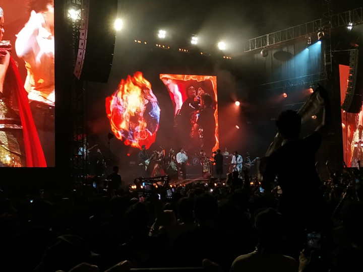 Momen Epik di Konser .Feast Membangun & Menghancurkan: Ada Tarian Tradisional dan Drumband