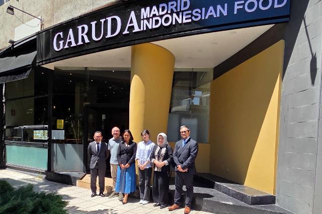 Dalam UN Tourism Executive Council 123rd Sessions, wamenpar juga bertemu diaspora Indonesia di Spanyol. (Foto: Dok. Birkom Kemenpar)