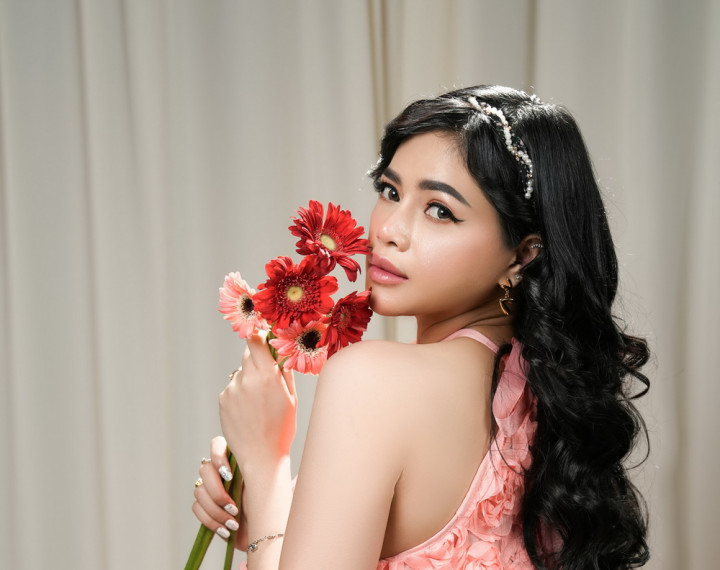 Kisah Setia Hingga Akhir Hayat di Lagu Baru Delladevina