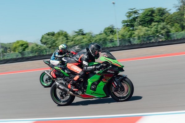 Pelumas 300V Terbaru Dites di Lintasan Sirkuit, Begini Hasilnya