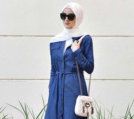 Jilbab putih dan baju denim membuatmu terlihat fresh. (Foto: Dok. Instagram/@modesty__closet)