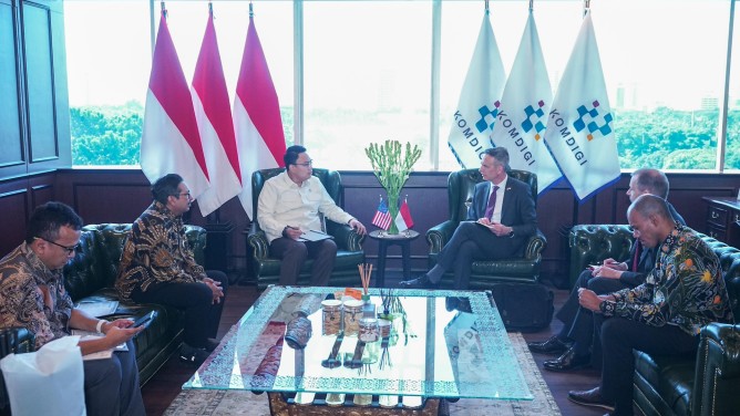 Wamenkomdigi Terima Dubes AS, Bahas Kabel Laut hingga Data Center