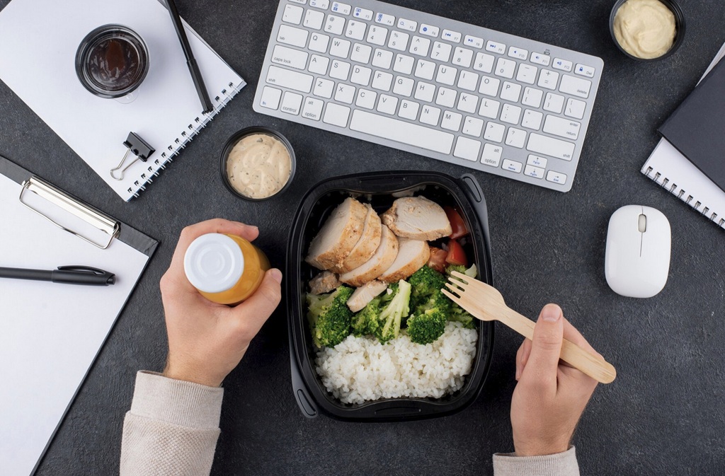 Kebiasaan tidur selepas menyantap makanan justru bisa menyebabkan terganggunya proses pencernaan. Ilusttrasi Freepik