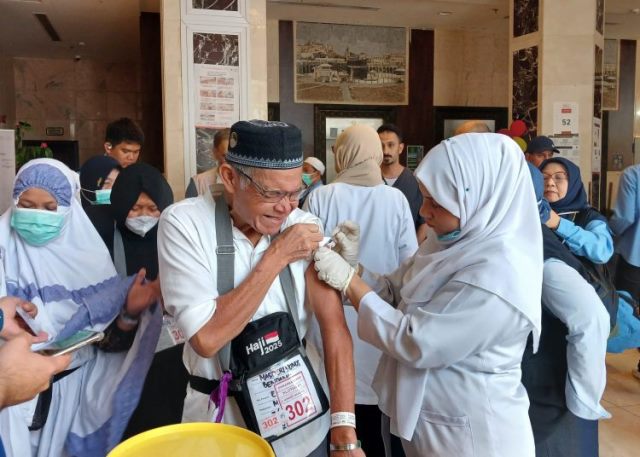  Ketua Tim Asistensi ingatkan jemaah haji kurangi aktivitas di siang hari dan lakukan vaksinasi. (Foto: Dok. Birkom Kemenkes)