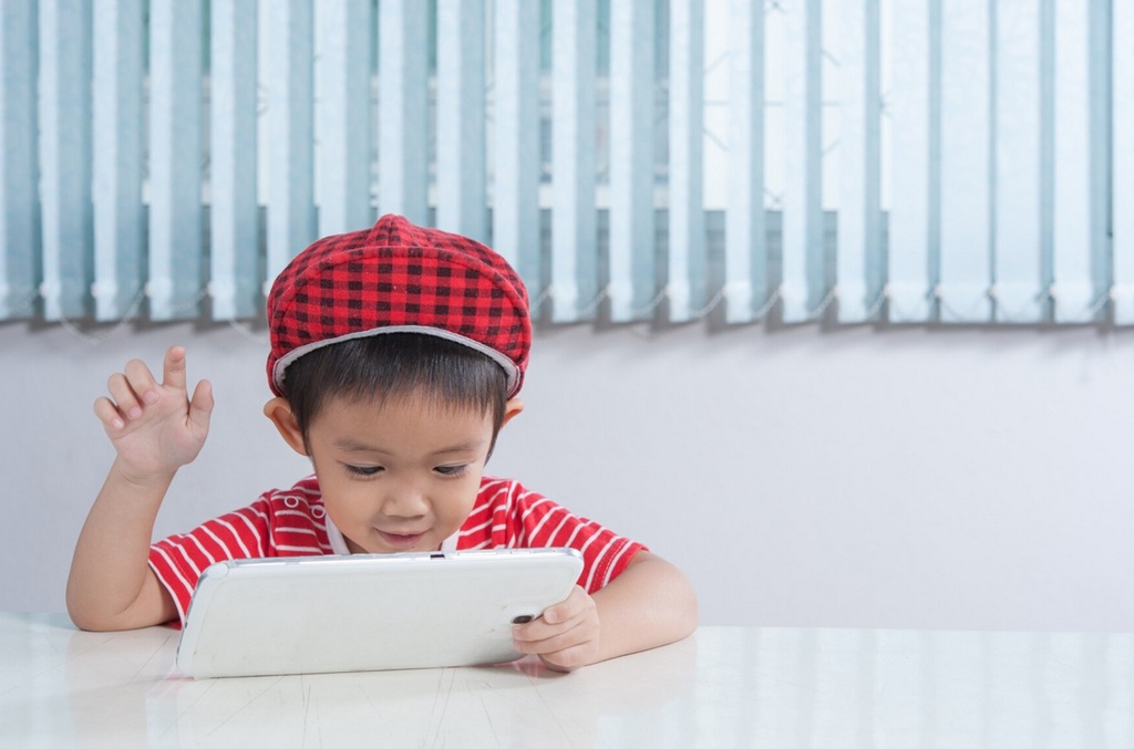 Pentingnya peran sekolah sebagai garda terdepan dalam membekali anak dengan literasi digital. Ilustrasi Freepikk