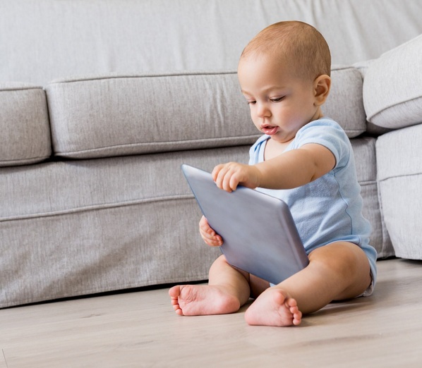 Paparan screen time mengurangi kuantitas dan kualitas interaksi anak dengan orang tua sehingga memengaruhi perilaku bermain bayi. Ilustrasi Freepik