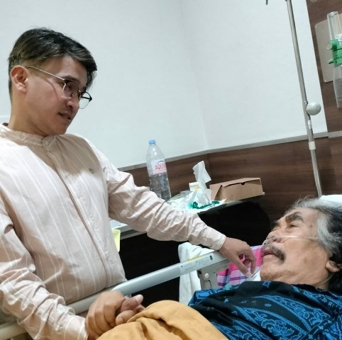  Jaja Mihardja dirawat di rumah sakit akibat infeksi paru-paru dan infeksi ginjal yang cukup serius.  (Foto: Dok. Instagram H. Jaja Mihardja/@jajamiharja_ofc)