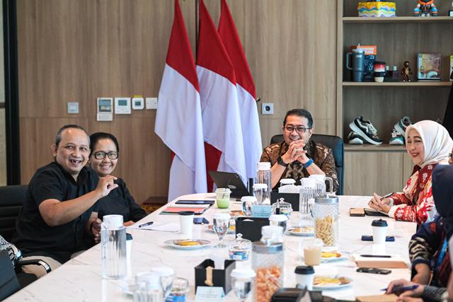  Menekraf Teuku Riefky Harsya siap memberikan dukungan kepada Jogja Art of Fashion Foundation. (Foto: Dok. Birkom Kemenekraf)