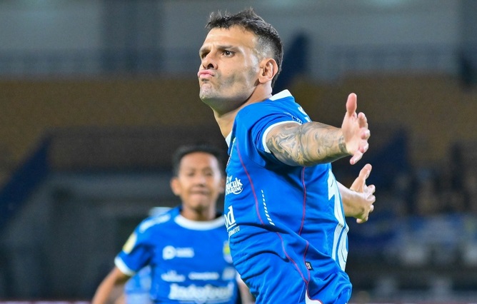 Tyrone del Pino Pisah Jalan dengan Persib