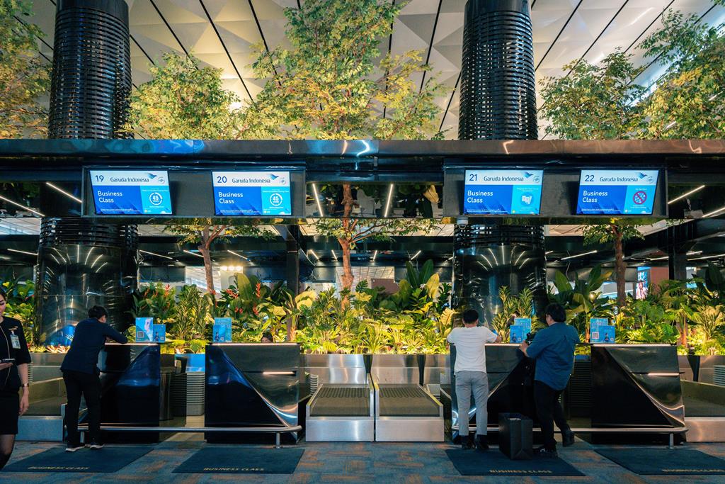 Bandara Soekarno Hatta mulai perkuat pengawasan kesehatan dengan cara pelaku perjalanan dari country origin (asal negara) sesaat sebelum terbang mengisi SSHP (Satu Sehat Healthy Pass). Dok. Injourney