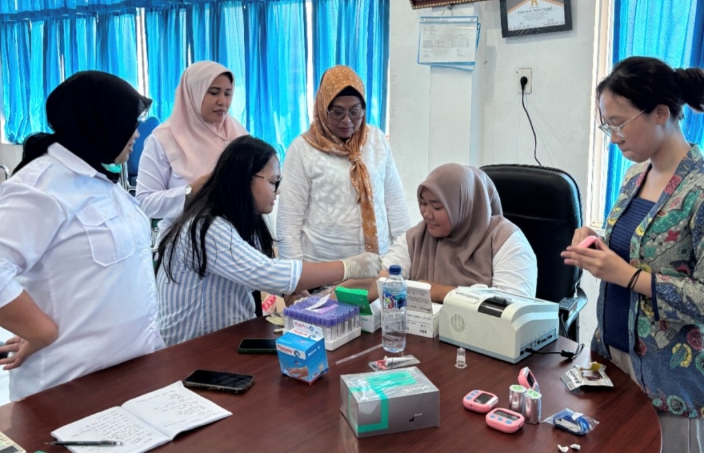 Serah Terima dan Uji Coba Penggunaan Testing Kit ke Puskesmas Medan Sunggal. Dok. Merck