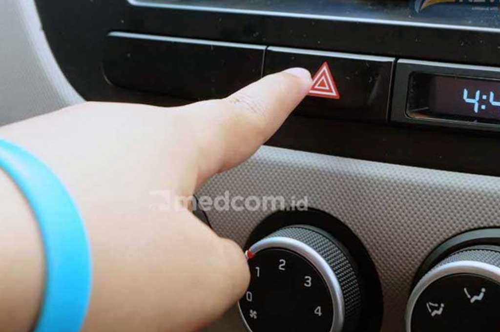 Pahami fungsi lampu hazard dengan baik, biar enggak asal pakai. medcom-eka