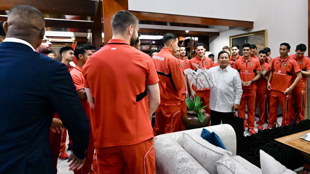 Presiden Prabowo Subianto menyambut kedatangan timnas Indonesia di rumahnya. (Foto: Dok. PSSI)